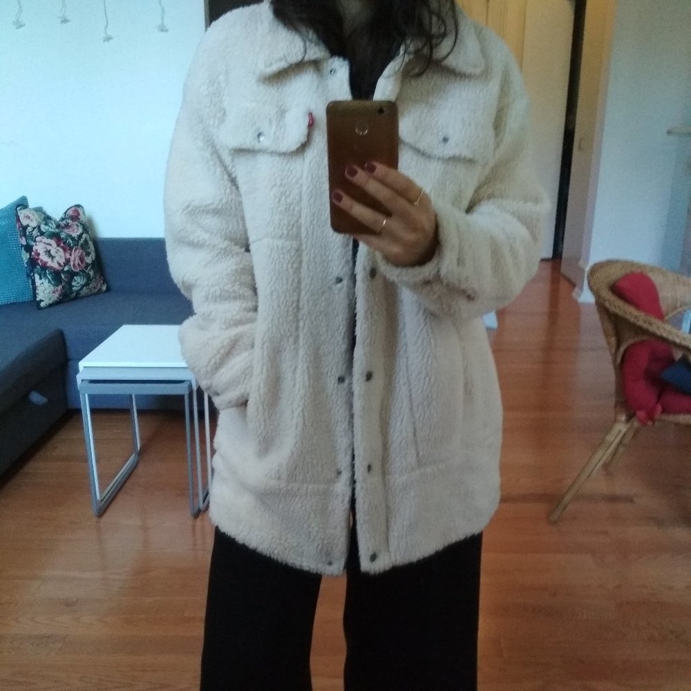 Levi's Women's Oversized Sherpa Trucker Jacket